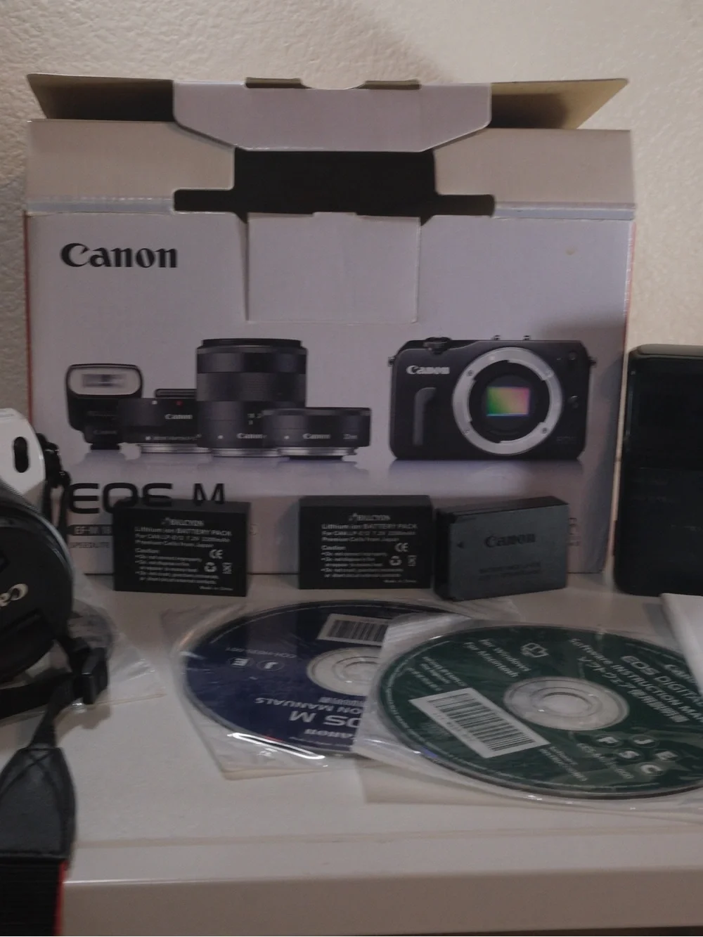 Canon EOS M White 18MP Mirrorless Camera w/ EF-M 18-55mm & charger/batteries